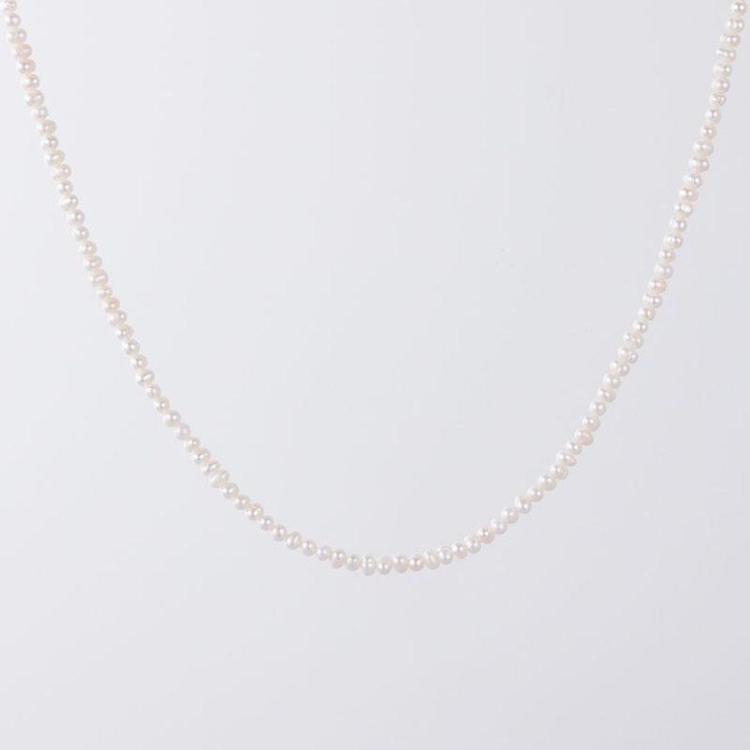 Colar choker de pérolas de água doce com fecho de aço inoxidável dourado 18K, resistente à água, marca Mari Gavane.