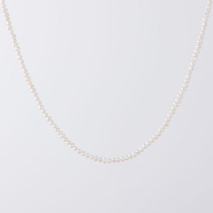 Colar choker de pérolas de água doce com fecho de aço inoxidável dourado 18K, resistente à água, marca Mari Gavane.