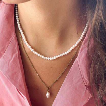 Colar de pérolas de água doce com fecho em aço inoxidável 18K ouro, resistente à água, estilo elegante e sofisticado.