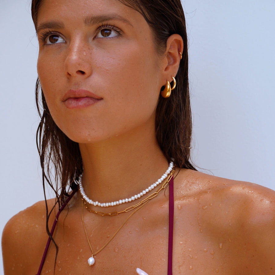 Colar de pérolas de água doce da Mari Gavane com fecho em aço inoxidável 18K ouro, resistente à água, estilo chocker elegante.