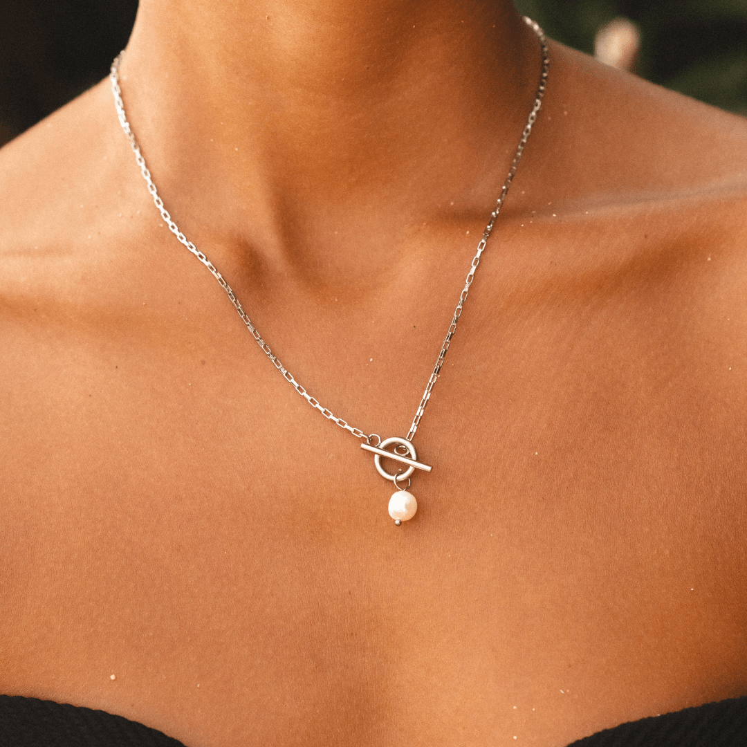 Colar de pérola de água doce com fecho de iníci, feito em aço inoxidável 18K ouro, resistente à água, estilo elegante e sofisticado.