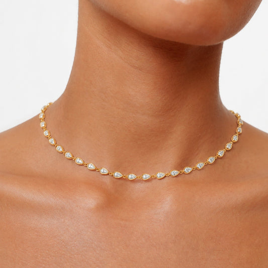 Colar com pingente de zircônia branca, aço inox dourado 18K, resistente à água, colar elegante da marca Mari Gavane