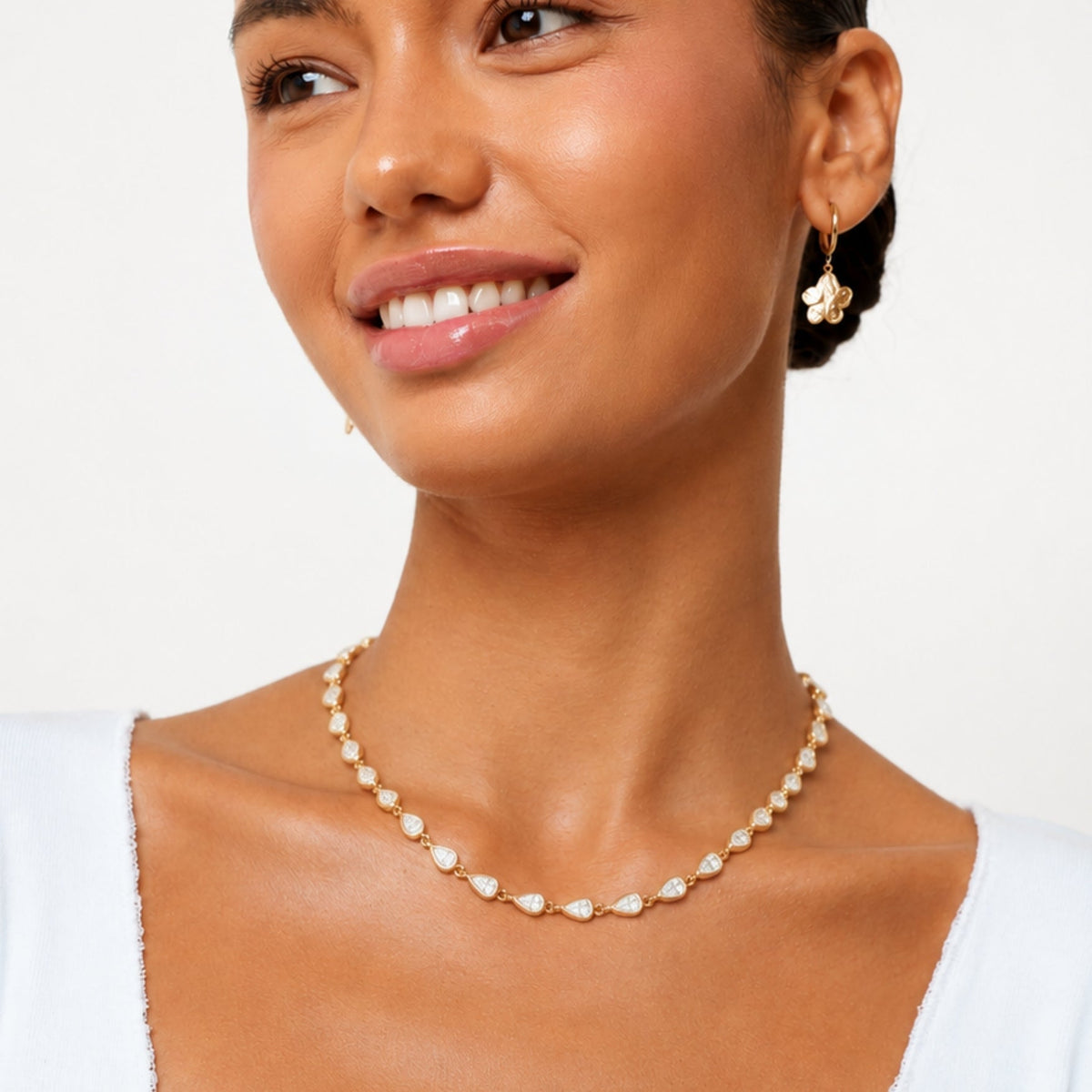 Colar feminino com pingente de zircônia branca, aço inox dourado 18K, resistente à água, estilo elegante Mari Gavane.